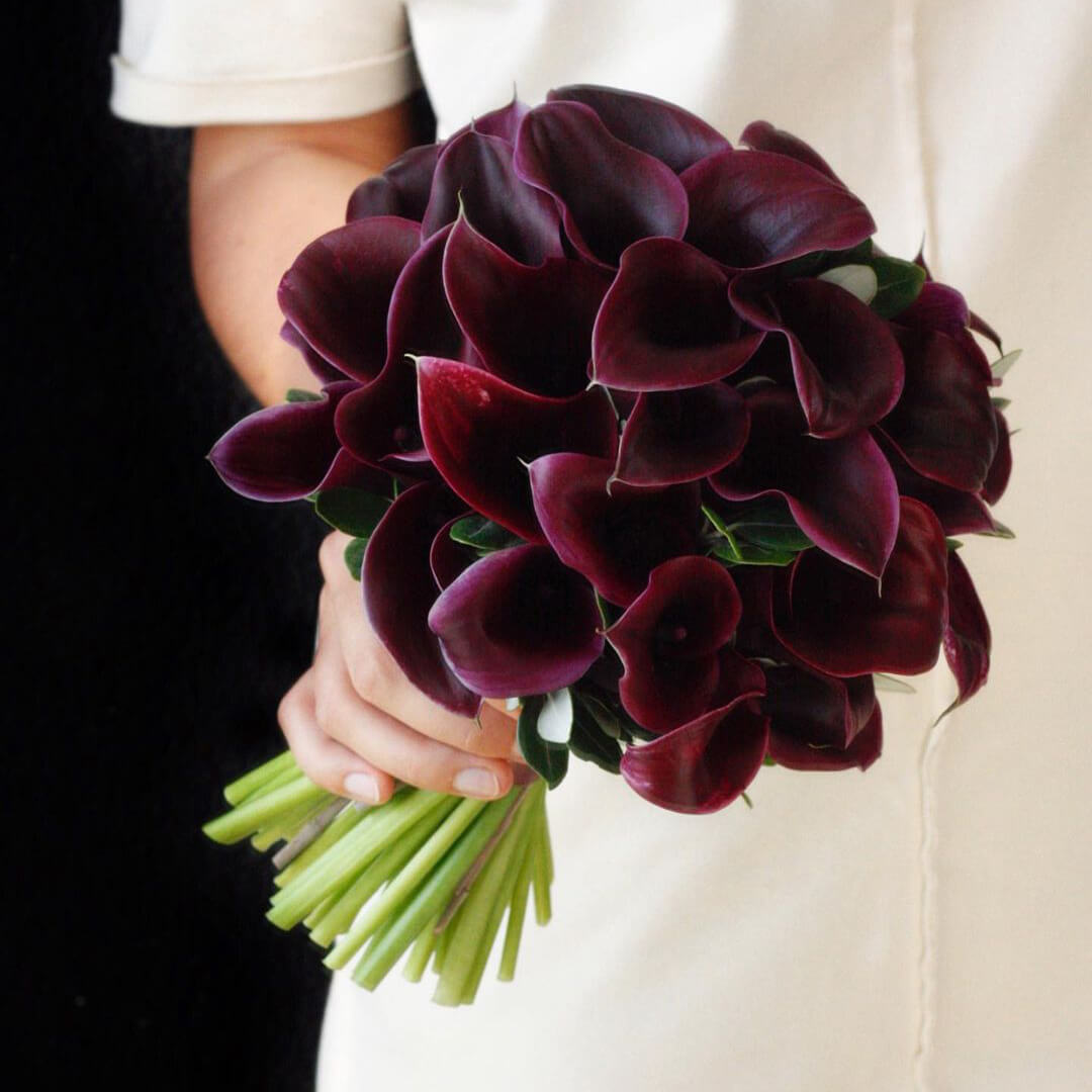 29 черных калл в букете