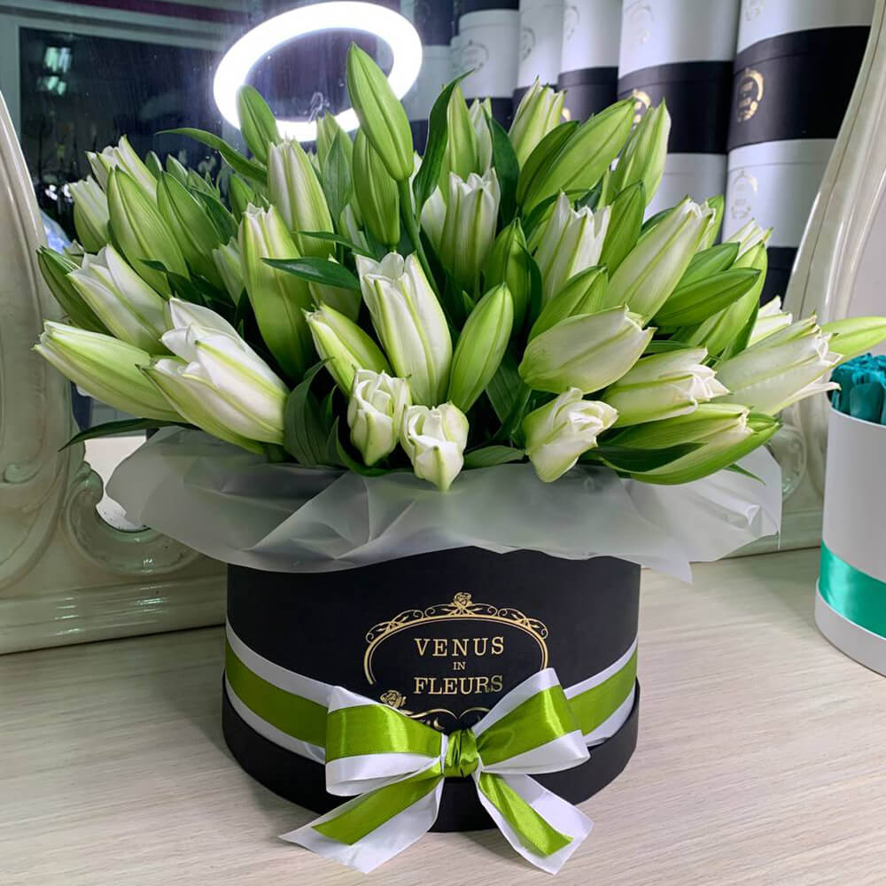 Белые лилии в коробке от 9 шт.