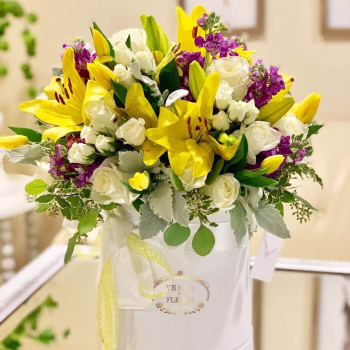 Лилии с розами в коробке - 41 шт. Лилии с розами в коробке - 41 шт.