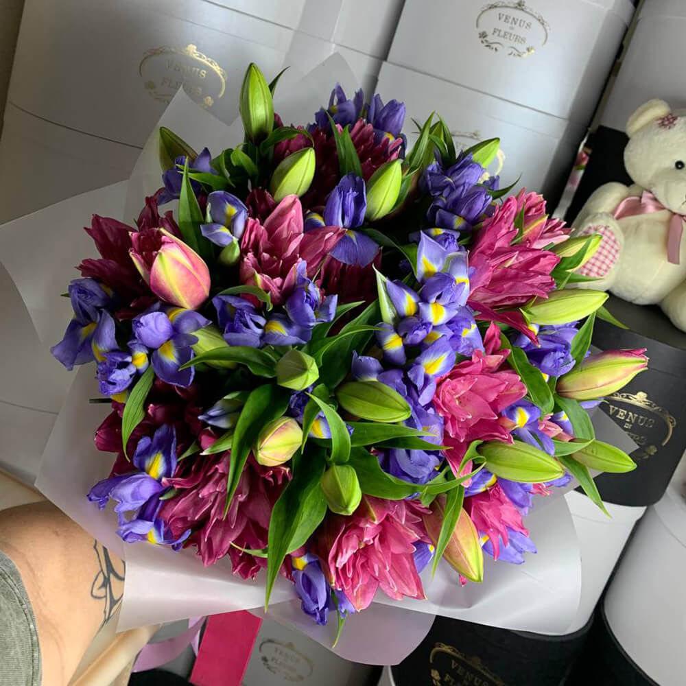 Лилии с ирисами в букете - 35 шт.
