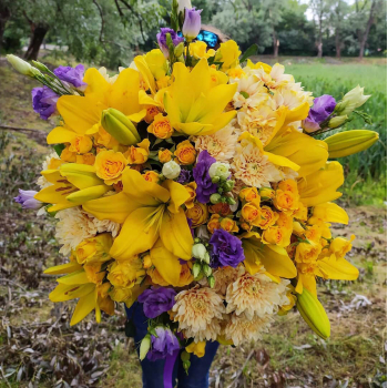 Микс из цветов с лилиями - 71 шт.