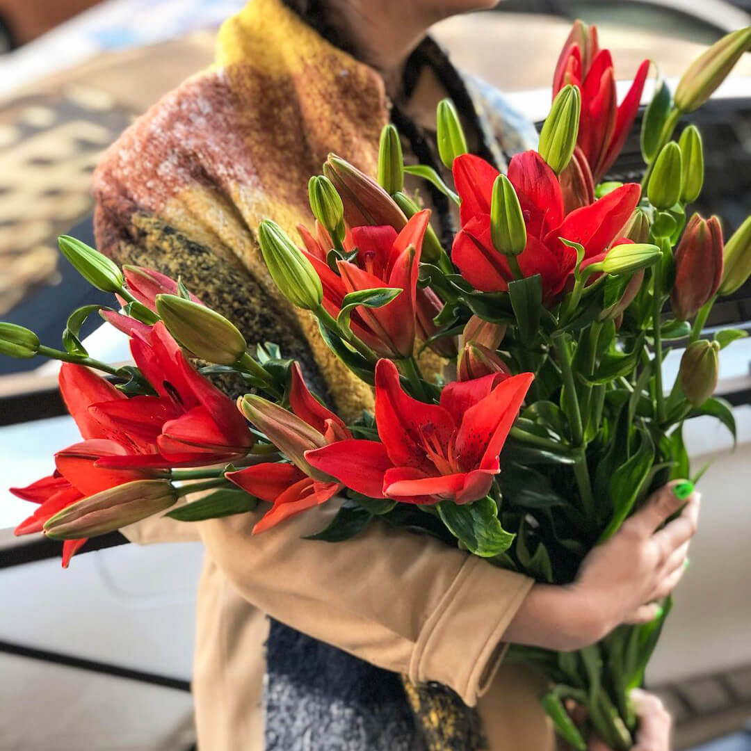 9 красных лилий в букете