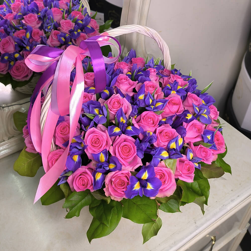 Розы с ирисами в корзине - 89 шт.
