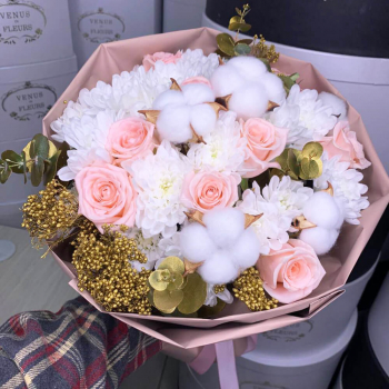 19 кофейных роз с хлопком в букете