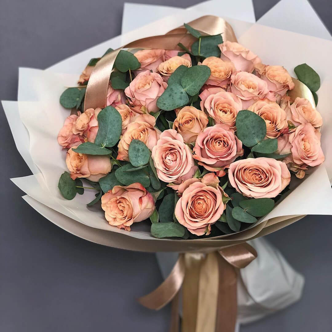 33 кофейные розы с эвкалиптом