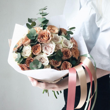 29 бело-кофейных роз в букете