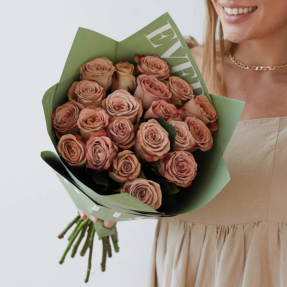 15 кофейных роз в букете