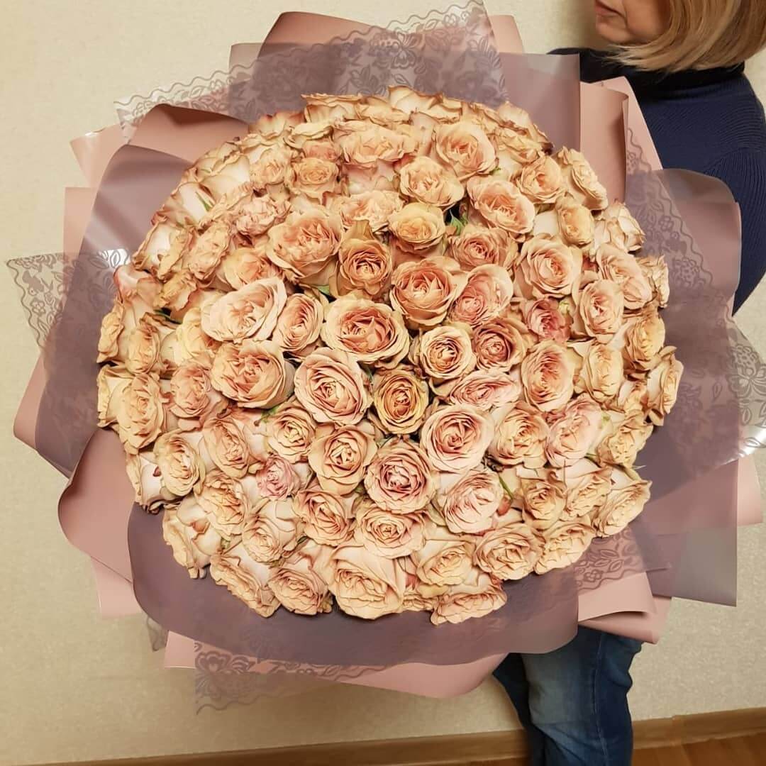 201 кофейная роза в букете