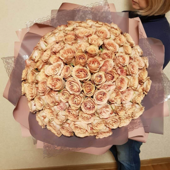 201 кофейная роза в букете
