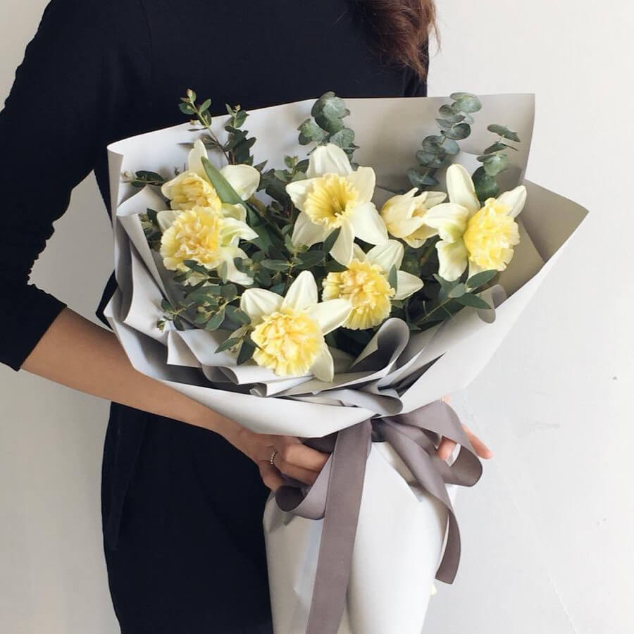 Букет из нарциссов и эвкалипта - 9 шт.