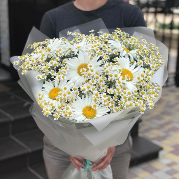 Микс из 35 ромашек в букете