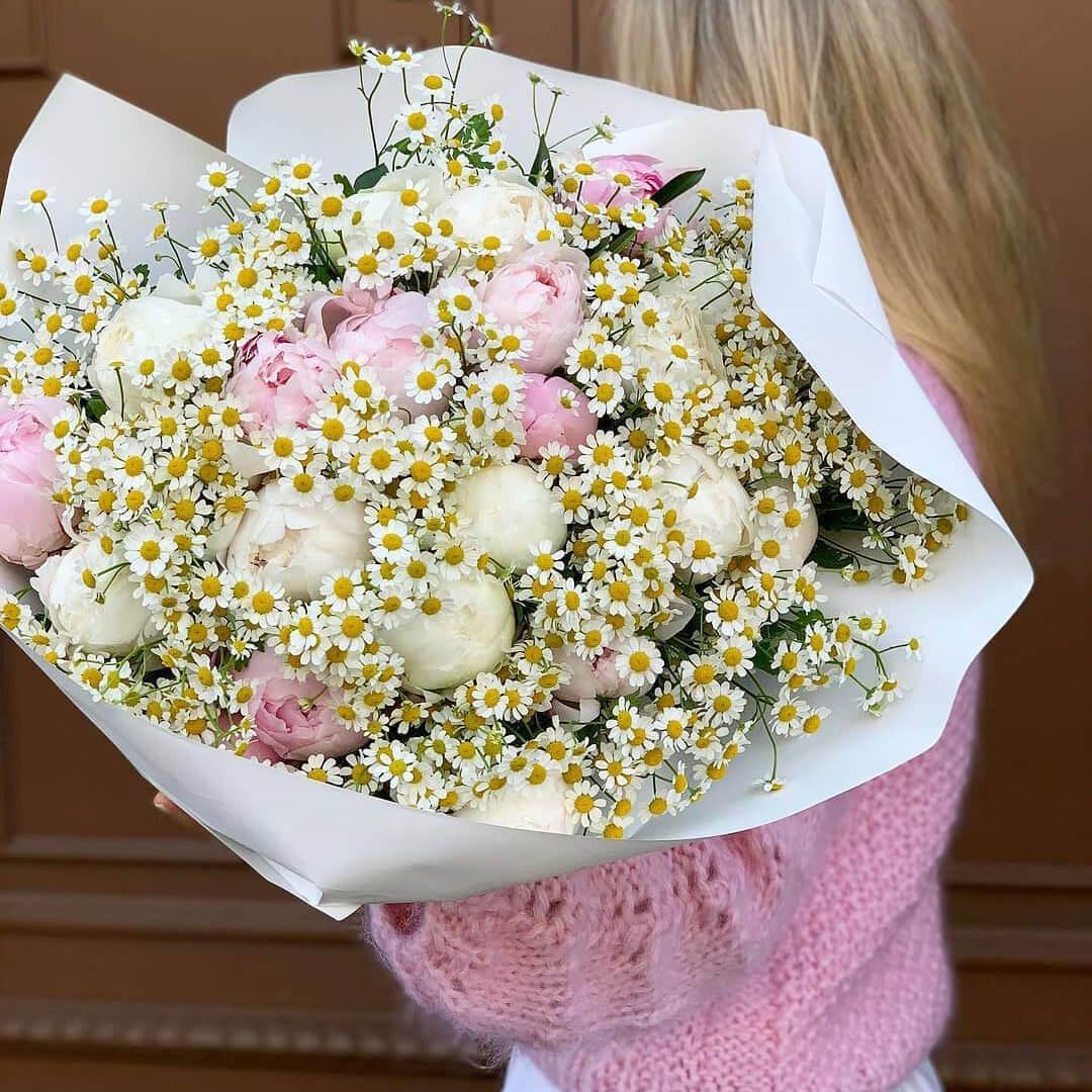 Пионы с ромашками в букете - 45 шт.