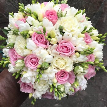 Розы с фрезиями в букете - 71 шт.