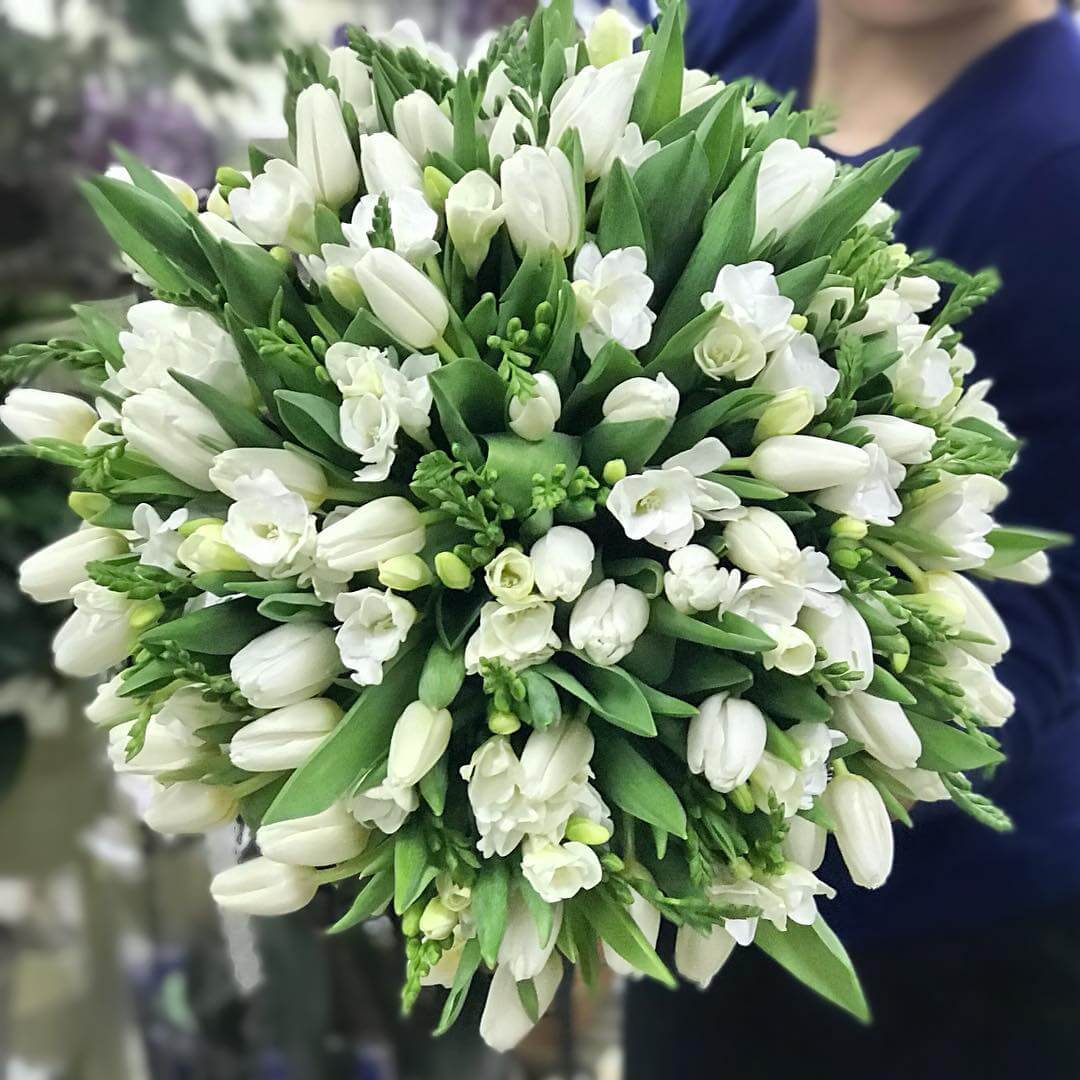 101 фрезия и тюльпан в букете