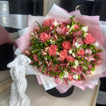 Розовые розы с фрезиями - 75 шт.