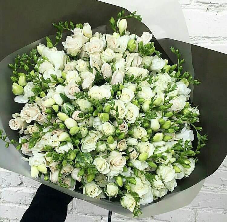 Фрезии с кустовыми в букете - 71 шт.