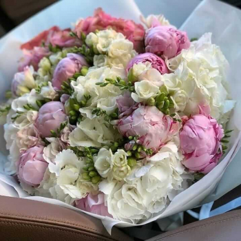 Пионы с фрезиями в букете - 61 шт.