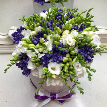 Фрезии с вероникой - 71 шт.