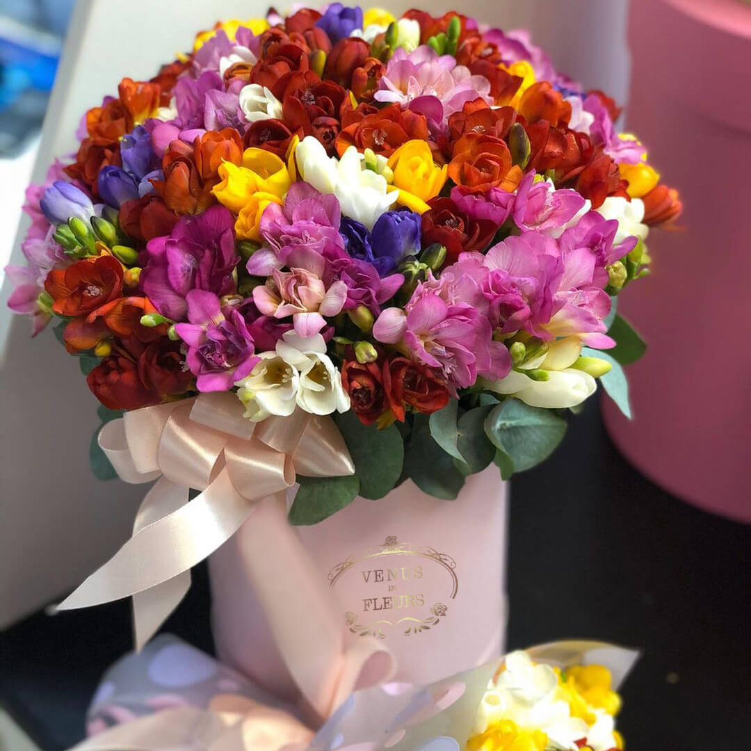 101 разноцветная фрезия в коробке