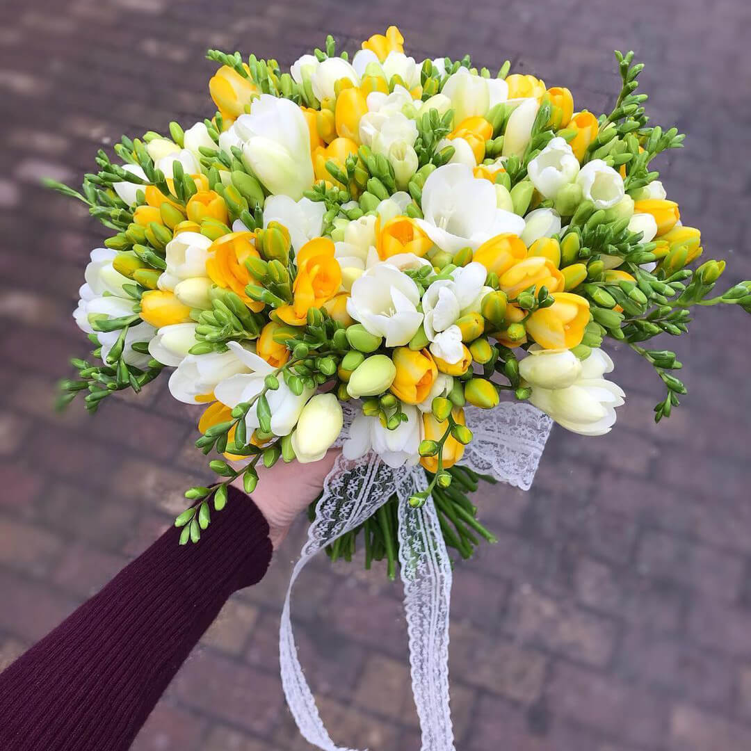 101 бело-желтая фрезия в букете