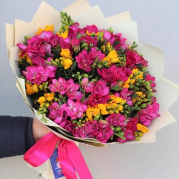 51 розово-желтая фрезия в букете