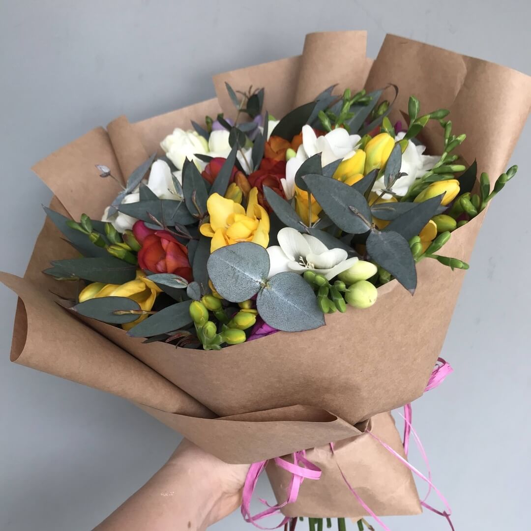 51 фрезия с эвкалиптом