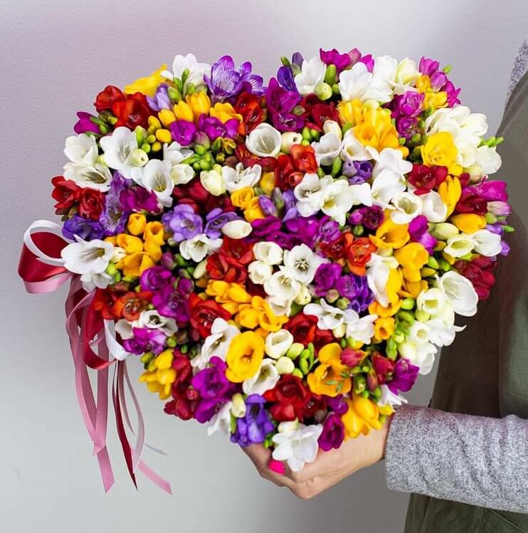 101 разноцветная фрезия в коробке сердце