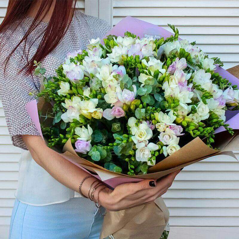 151 нежная фрезия с эвкалиптом