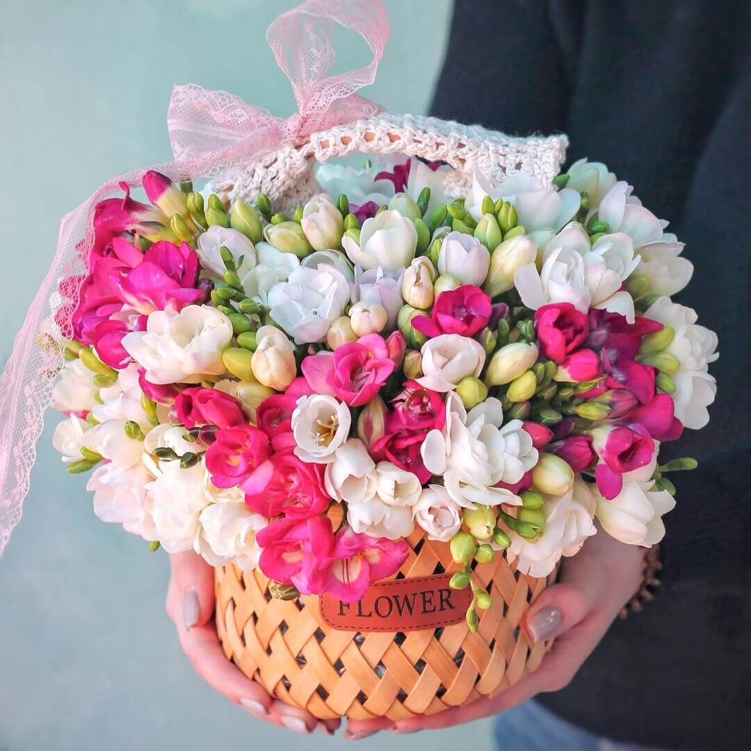 151 бело-розовая фрезия в корзине