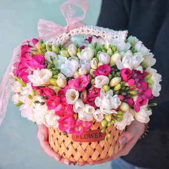 151 бело-розовая фрезия в корзине