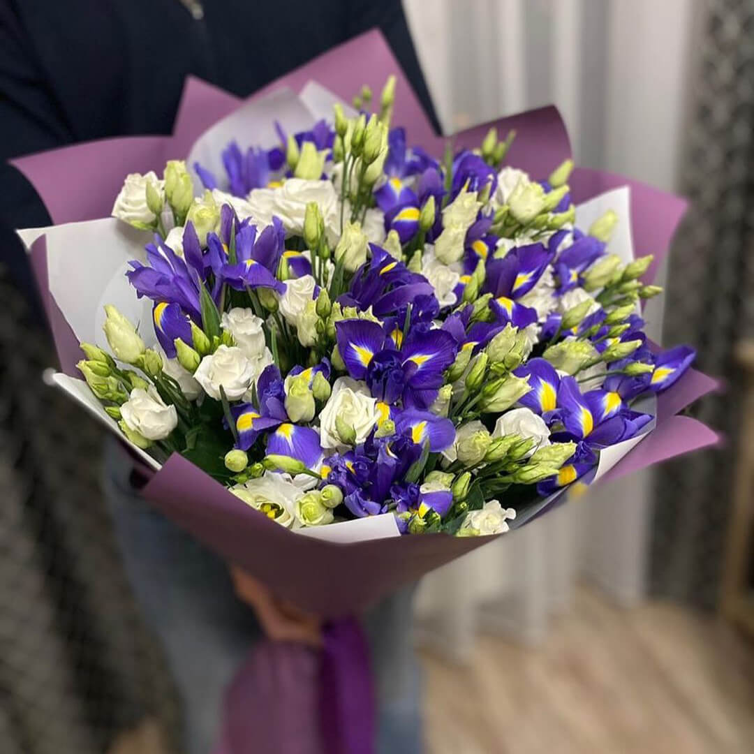 Ирисы с эустомами в букете - 71 шт.