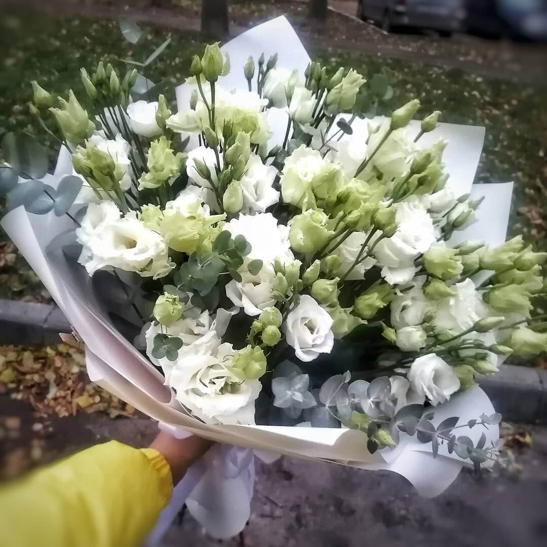 19 эустом с эвкалиптом в букете