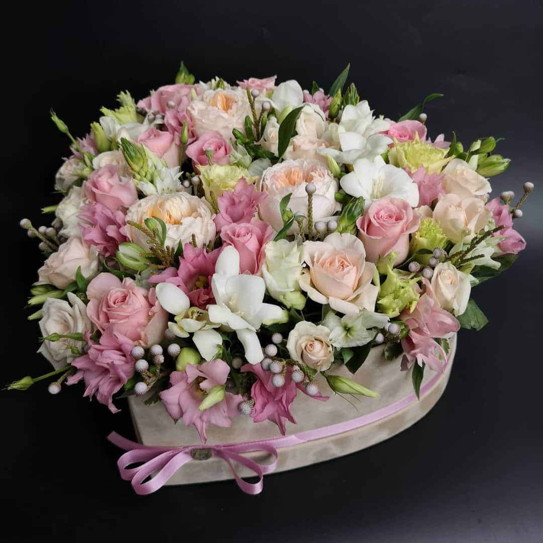 Эустомы в сердце от 51 шт.