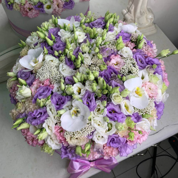 Эустома с орхидеями в коробке - 55 шт.