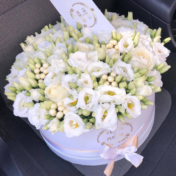 Белые эустомы с гиперикумом - 41 шт.