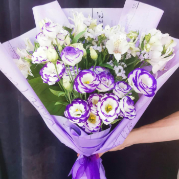 9 синих эустом с альстромерией в букете