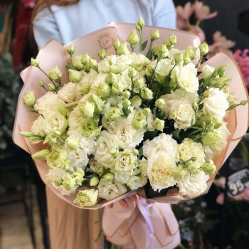 19 белых эустом в букете