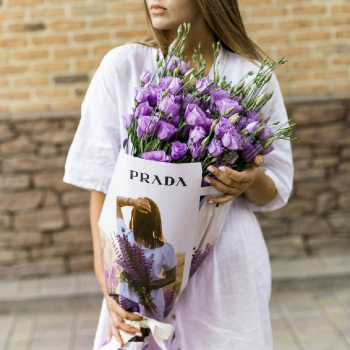 19 фиолетовых эустом в букете