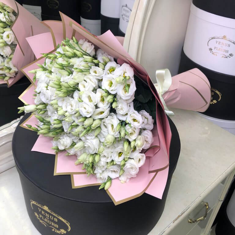 29 белых эустом в букете