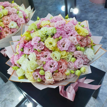 29 разноцветных эустом в букете