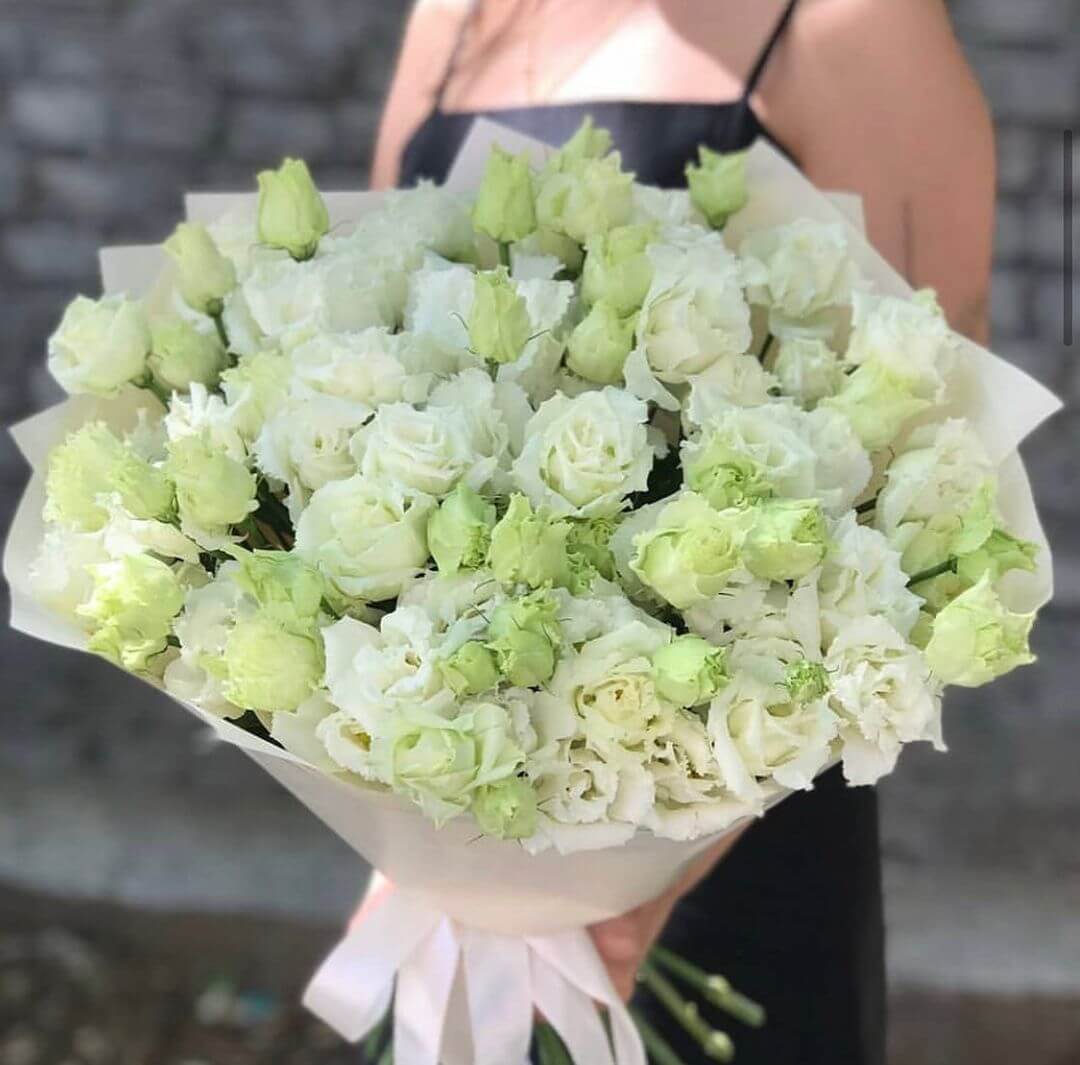 41 белая эустома в букете