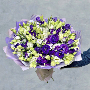 41 бело-синяя эустома в букете