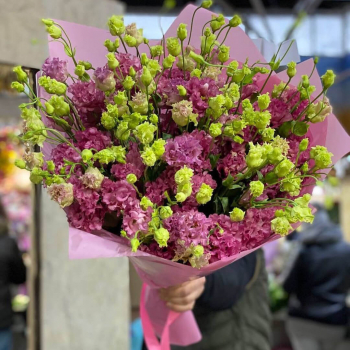 41 розово-зеленая эустома в букете