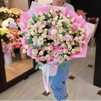 Эустомы с кустовыми розами - 61 шт.