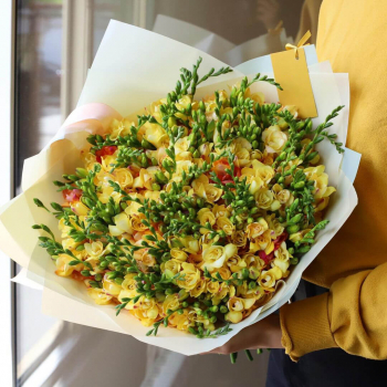 101 желтая фрезия в букете