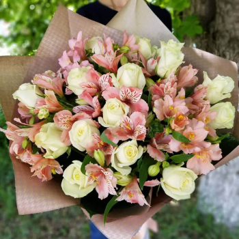 25 альстромерий с розами