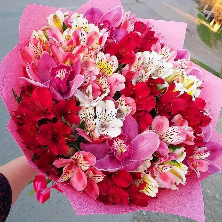 19 альстромерий с орхидеей в букете