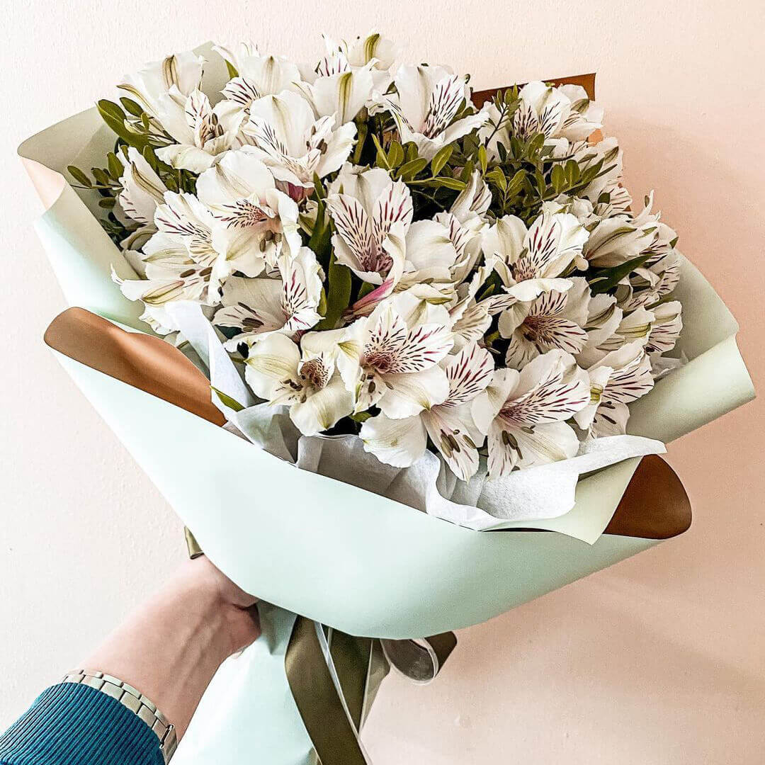 19 белых альстромерий