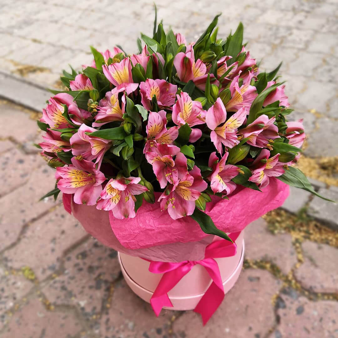 19 розовых альстромерий
