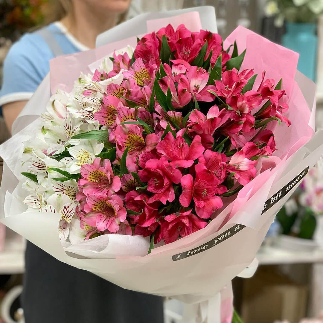 29 бело-розовых альстромерий